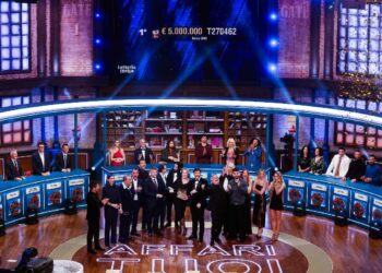 L'estrazione del biglietto vincente durante il programma televisivo della Rai Affari Tuoi 7-1-2026 Alanews